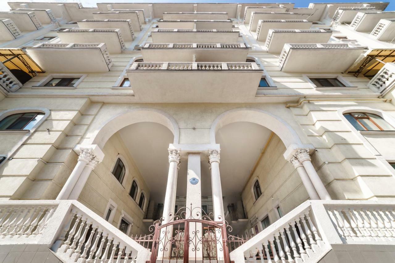 Stylish Apartment With A Balcony Overlooking The Park Odessa Exterior foto